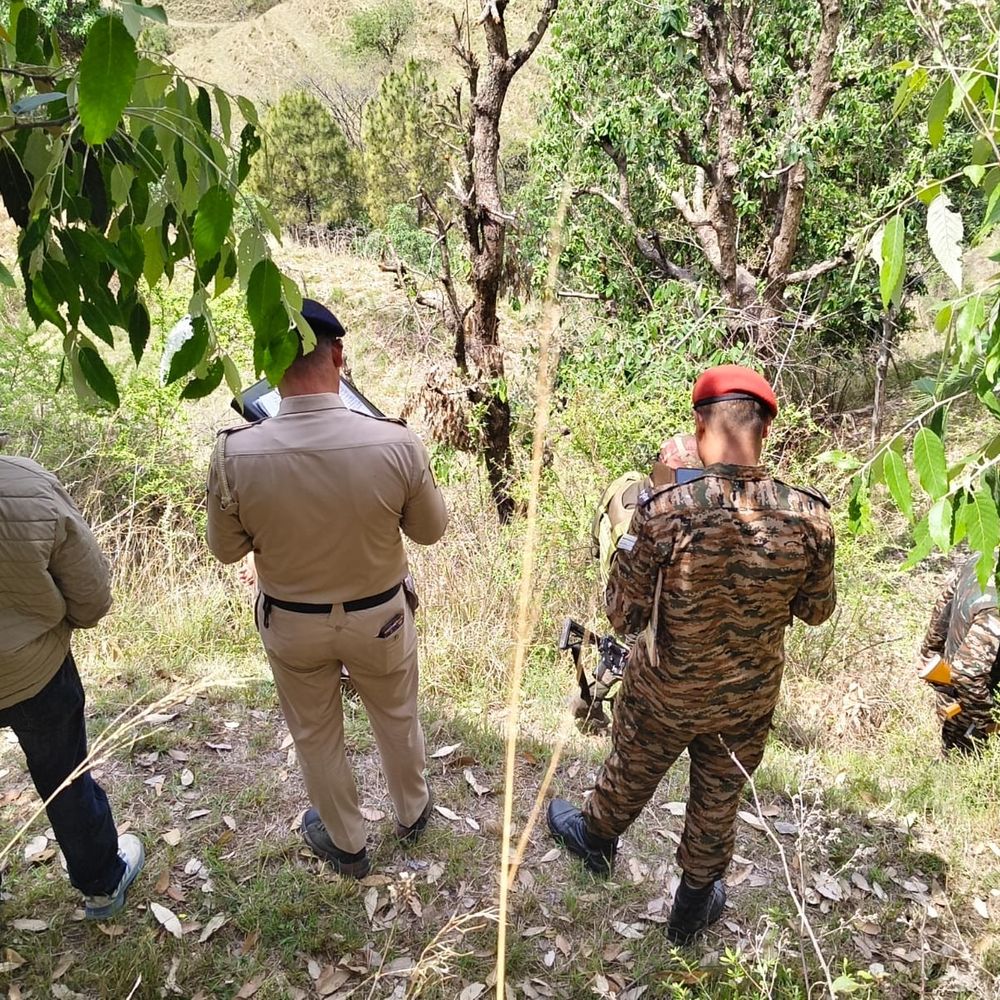 चंबा में संदिग्ध पाकिस्तानी गुब्बारा मिलने से हड़कंप:खेतों में मवेशी चराने गए व्यक्ति ने देखा; 'PIA' और उर्दू में लिखावट से एजेंसियां सतर्क