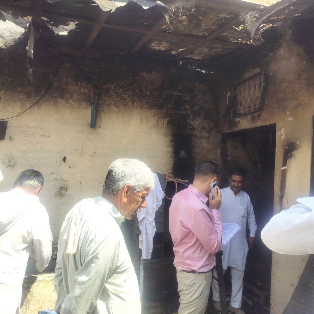 शाहपुर में बिजली शार्ट सर्किट से मकान में आग:ग्रामीणों ने विधायक से मुआवजे की मांग की, एसडीएम ने लिया जायजा