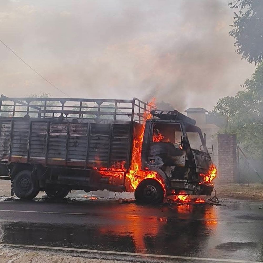 सिरसा में ऐलनाबाद बाईपास पर कैंटर में लगी आग:सरसों के तेल से भरा था, चालक ने छलांग लगाकर बचाई जान