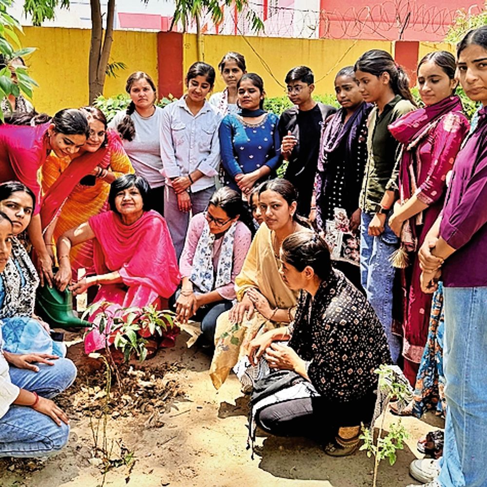 टीका राम गर्ल्स कॉलेज में पृथ्वी दिवस पर पौधरोपण