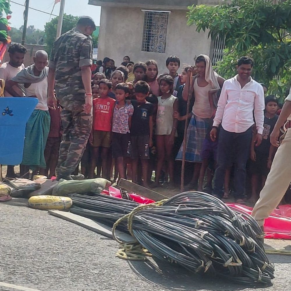 गोड्डा में छड़ लदी गाड़ी पलटी, एक की मौत:बलबड्डा थाना क्षेत्र में हादसा, एक व्यक्ति गंभीर घायल