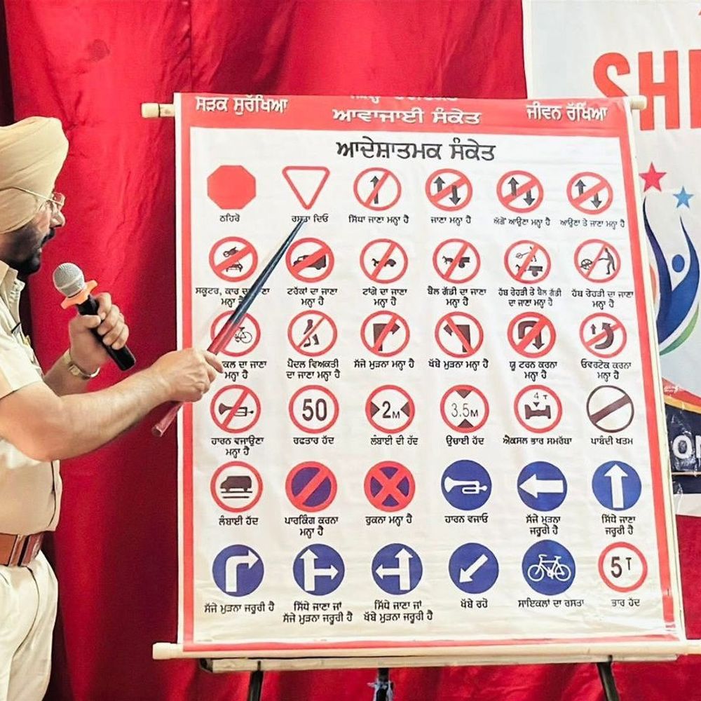 फरीदकोट पुलिस का जागरूकता अभियान:स्कूलों के सेमिनार में ट्रैफिक इंचार्ज बोले- नाबालिग वाहन न चलाएं, नियमों का पालन करें