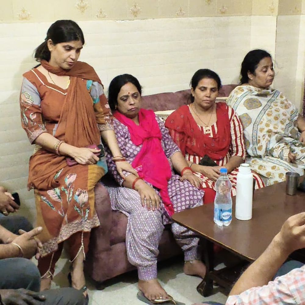 ट्रॉली की टक्कर से स्कूटी सवार 2 स्टूडेंट गिरे, पीछे से आई ट्रैक्टर-ट्रॉली ने छात्रा को कुचला, मौत