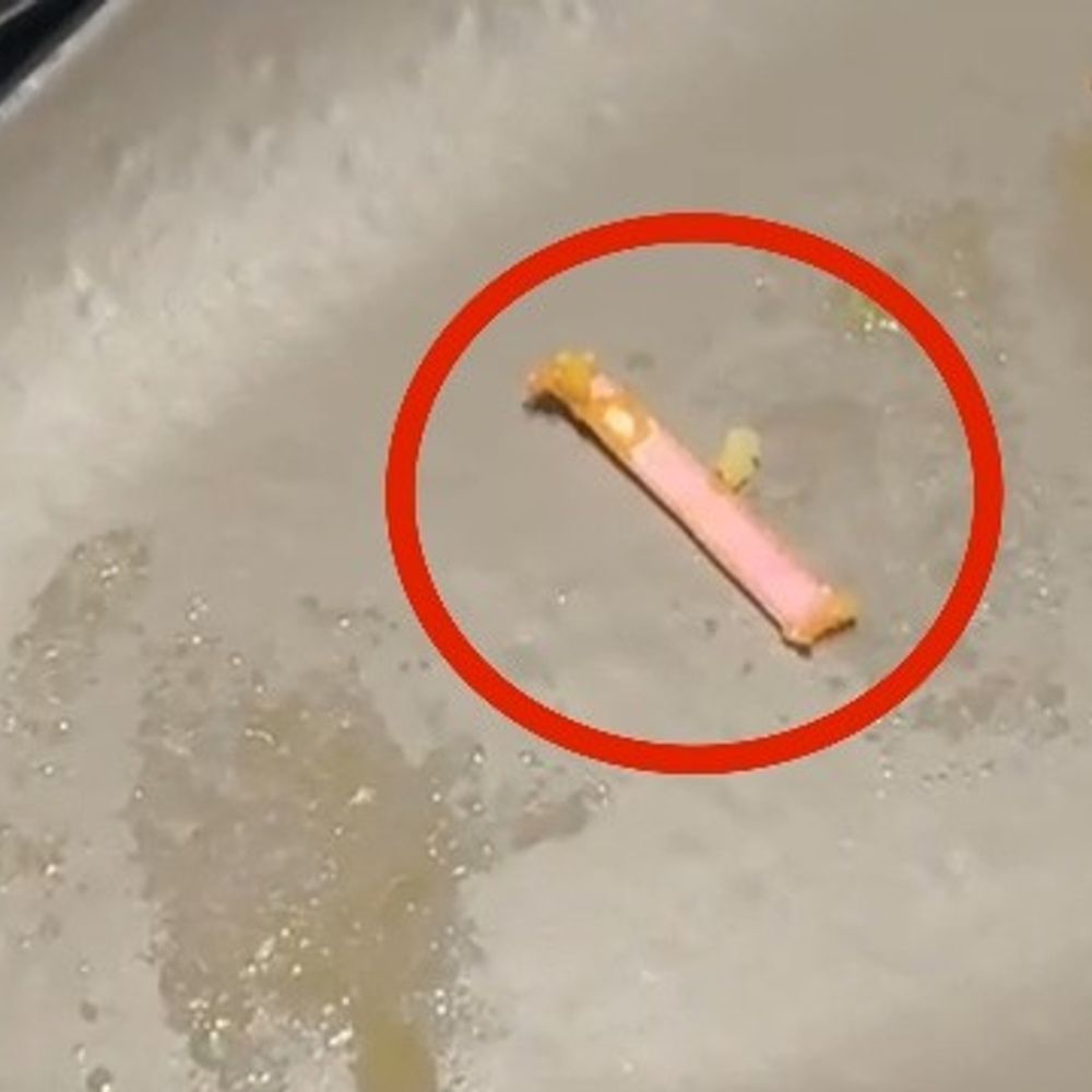 मोहाली में मोमोज में मिला पेन के ढक्कन का टुकड़ा:खाते वक्त दांतों के नीचे आया, ग्राहक ने स्वास्थ्य विभाग से की शिकायत