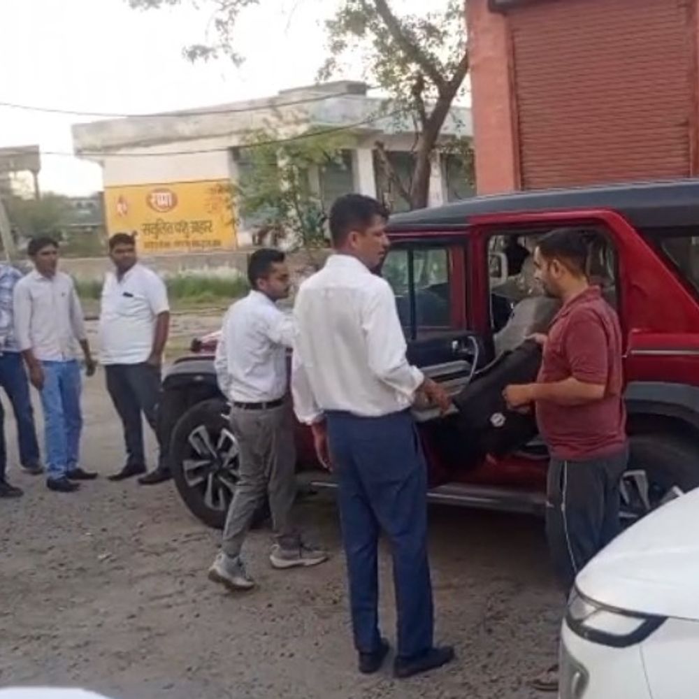 नूंह मंडी में रिश्वत लेते सुपरवाइजर गिरफ्तार, सचिव फरार:बचने के लिए पहली मंजिल से लगा दी थी छलांग, घूस की रकम बरामद नहीं