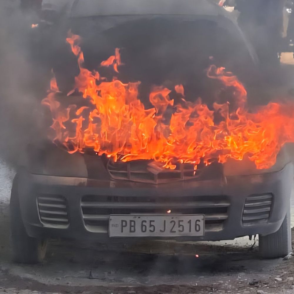 चंडीगढ़-खरड़ हाईवे पर चलती कार में लगी आग:पेट्रोल पंप के पास हादसे से मचा हड़कंप, कर्मचारियों ने आग पर पाया काबू