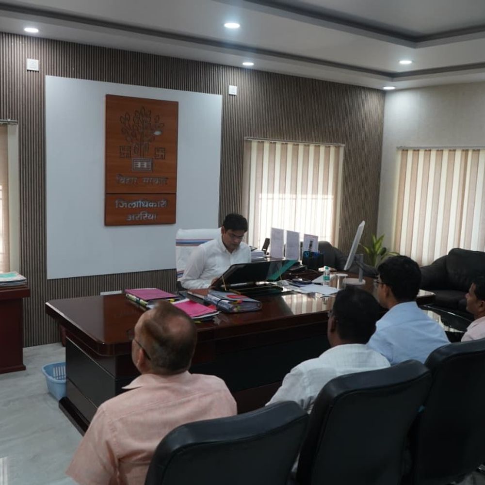 अररिया में बुजुर्गों को घर बैठे मिलेगी रजिस्ट्री सुविधा-DM:निबंधन कार्यालयों में टोकन सिस्टम लगाने के दिए निर्देश