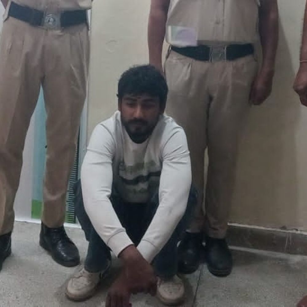 हथियार दिखाकर पेट्रोल पंप पर लूट का आरोपी गिरफ्तार:हिसार में पुलिस ने घेराबंदी कर पकड़ा, दो साथी फरार, नंबर प्लेट बदलकर आए थे