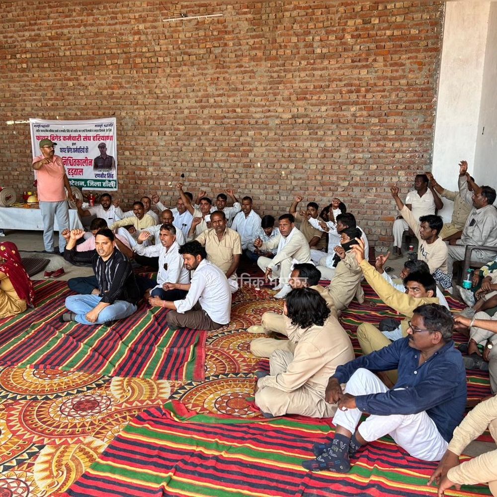 फायर कर्मचारियों की हड़ताल को सफाई कर्मियों का समर्थन:हांसी में सरकार पर अनदेखी का आरोप; रोडवेज बस ड्राइवरों से लिया जा रहा काम