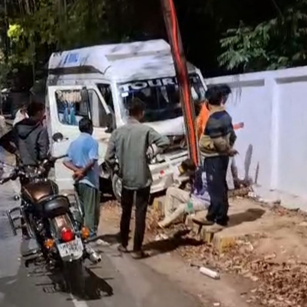 मैहर से लौट रही मिनी बस खंभे से टकराई:20 श्रद्धालु थे सवार, किसी को नहीं आई चोट