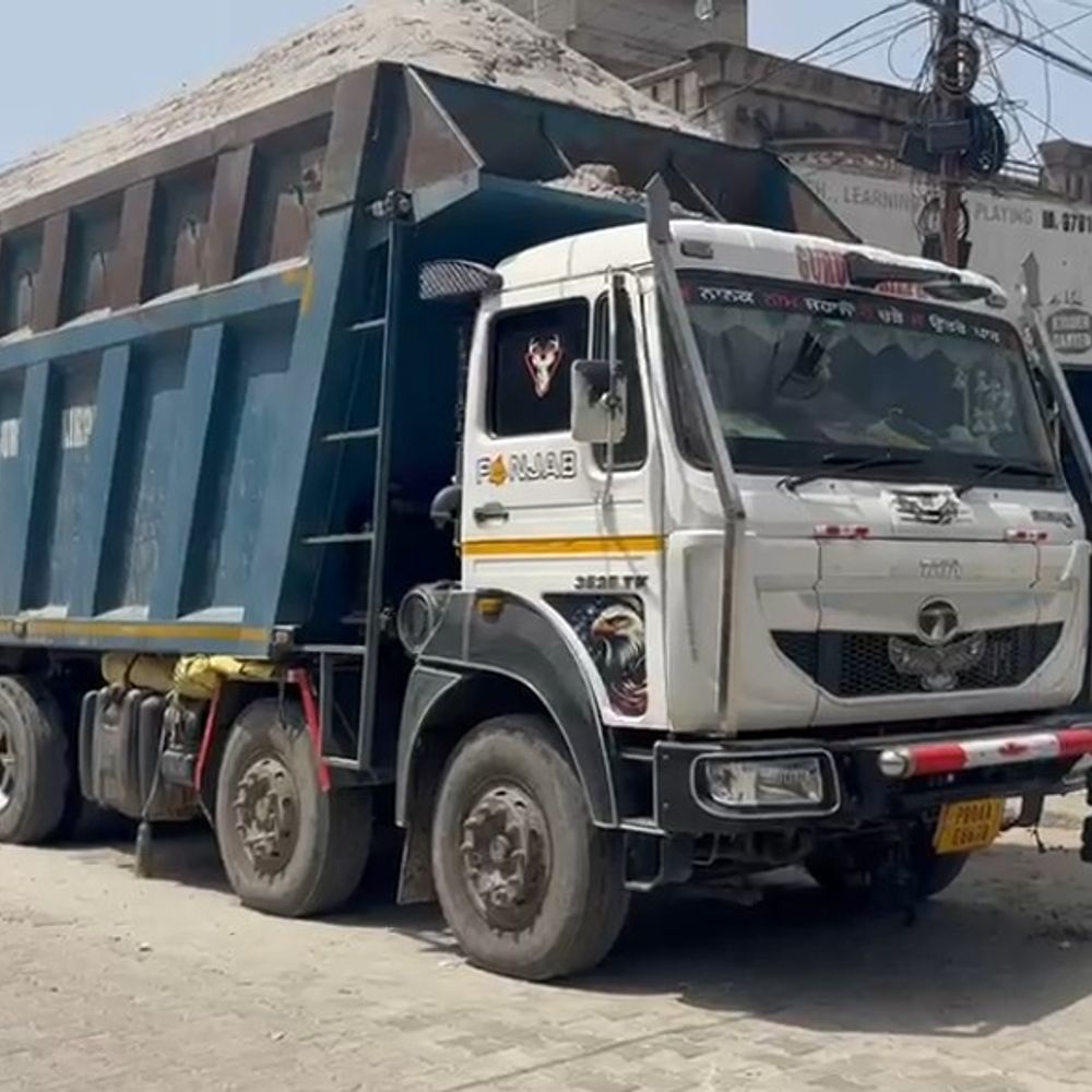 मोगा में माइनिंग विभाग ने रेत माफिया पर कसा शिकंजा:आधी रात को माइनिंग विभाग ने मारा छापा, दो गिरफ्तार, टिप्पर व ट्रैक्टर-ट्रॉली जब्त