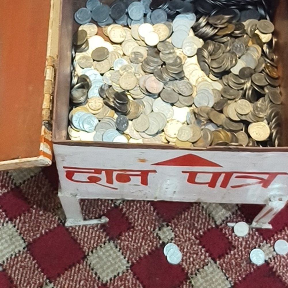 पंचकूला के 2 मंदिरों में एक ही रात चोरी:दानपात्र तोड़कर नकदी और गहने ले गए, पुजारी बोले-कई महीनों से नहीं खोले थे