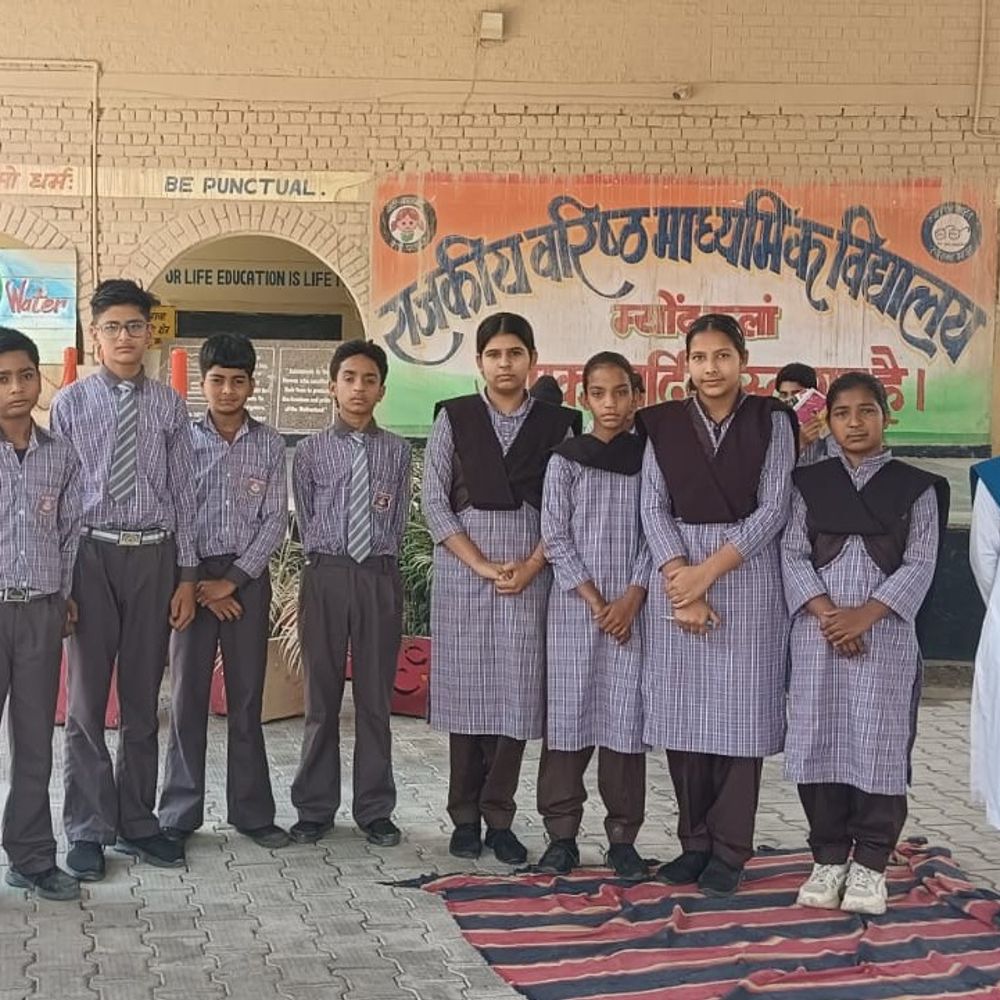 स्कूली बच्चों को बीच रास्ते उतार रहे बस चालक:फतेहाबाद में नहीं बन रहे पास, किराए को लेकर विवाद, स्कूल प्रबंधन से शिकायत