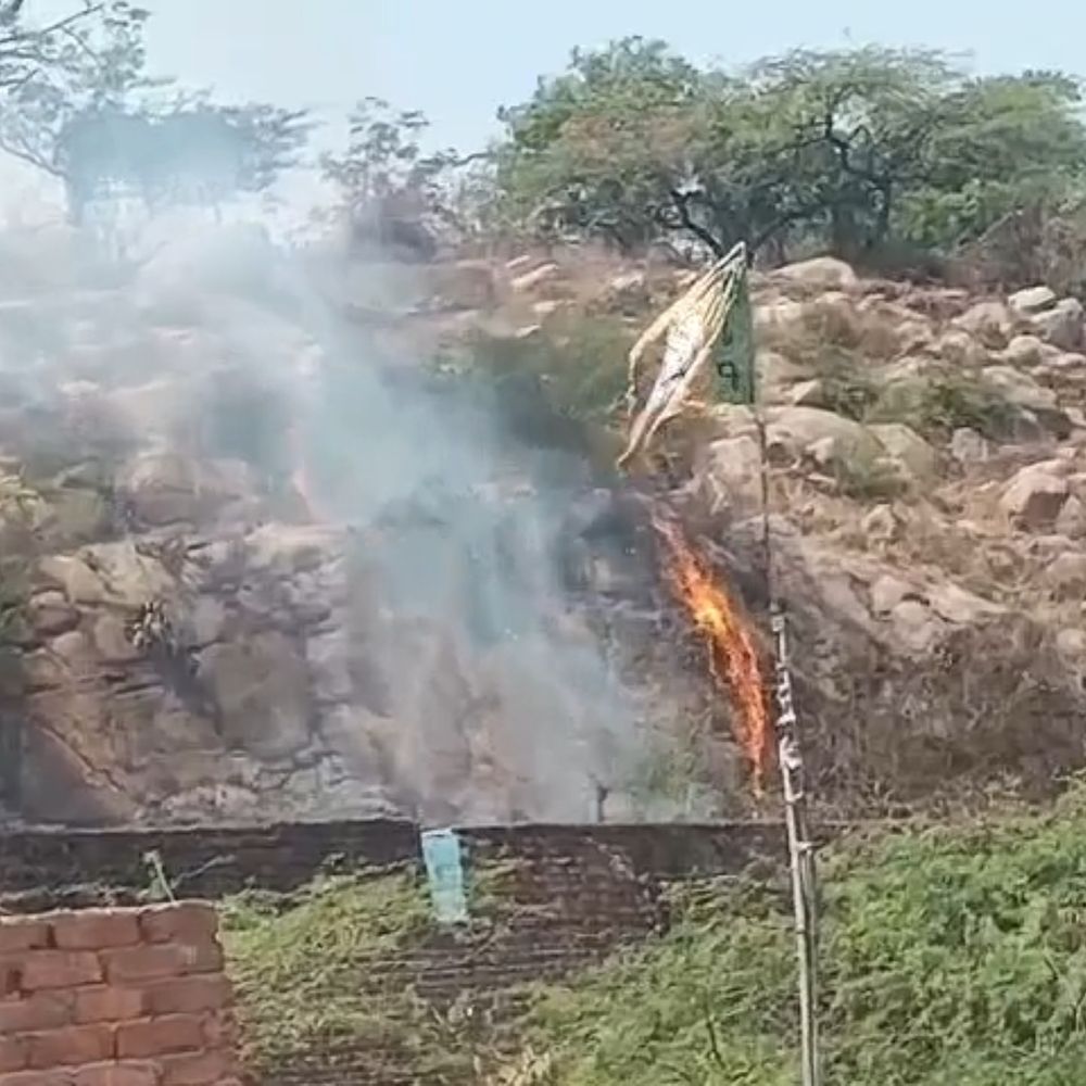 सोहना में अरावली पर्वतमाला में लगी आग:सुखी घास के कारण तेजी से फैली, फायर ब्रिगेड ने दो घंटे में पाया काबू