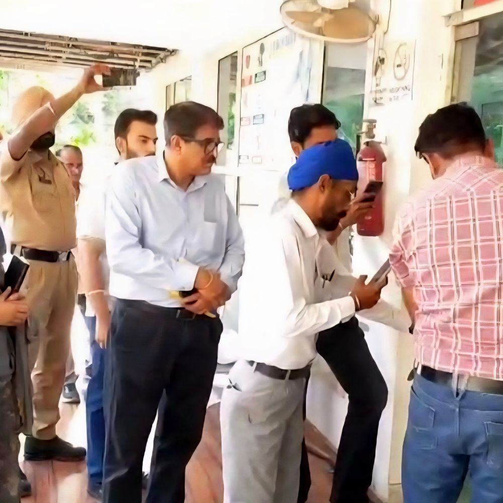 किडनी रैकेट मामले में सुख सेवा अस्पताल सील:एसडीएम के आदेश पर एक्शन, मुख्य गेट पर लगाया ताला; SIT करेगी मामले की जांच