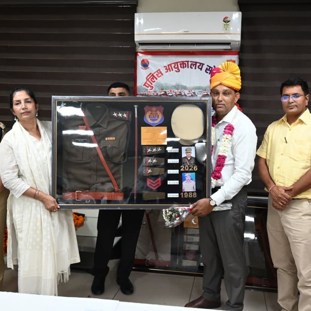 सोनीपत में 11 पुलिसकर्मी हुए सेवानिवृत्त:पुलिस कमिश्नर ममता सिंह ने दी विदाई; उपहार भेंट किए, कार्य की सराहना की