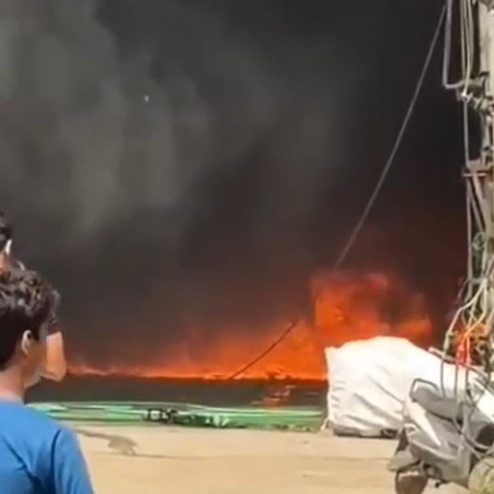 फरीदाबाद में गर्मी-शॉर्ट सर्किट से 3 फैक्ट्रियों में आग:रबर-केमिकल-लकड़ी कारखानों में लाखों का नुकसान, छाया काले धुएं के गुबार