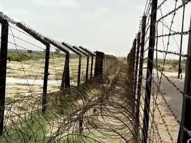 भारत-पाकिस्तान बॉर्डर पर मिली 5KG क्रिस्टल ड्रग्स:कार में बाड़मेर से गुजरात सप्लाई करने जा रहे थे, 2 डिटेन