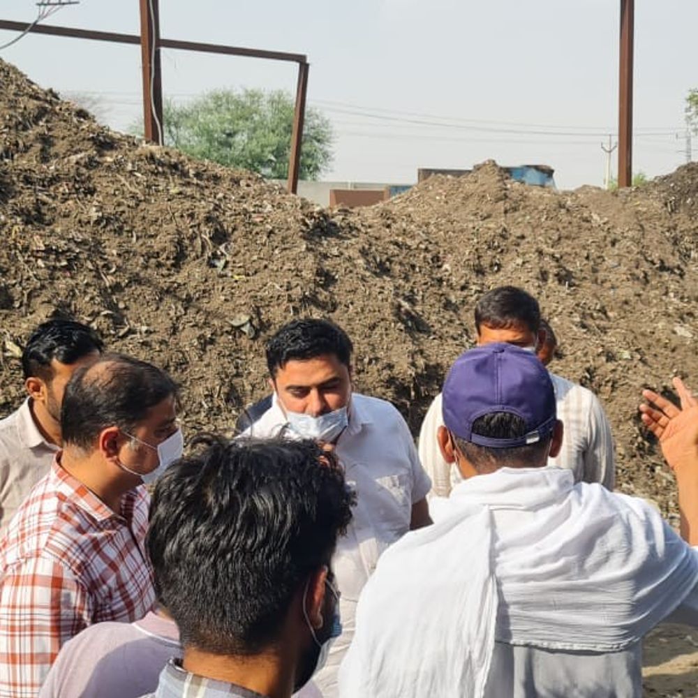 सिरसा के बकरियावाली कचरा प्लांट का निरीक्षण:नहीं मिला रीसाइक्लिंग का रिकॉर्ड, गायब मिले ग्रीन बेल्ट के पौधे, केमिकल रिसाव से फसलें प्रभावित