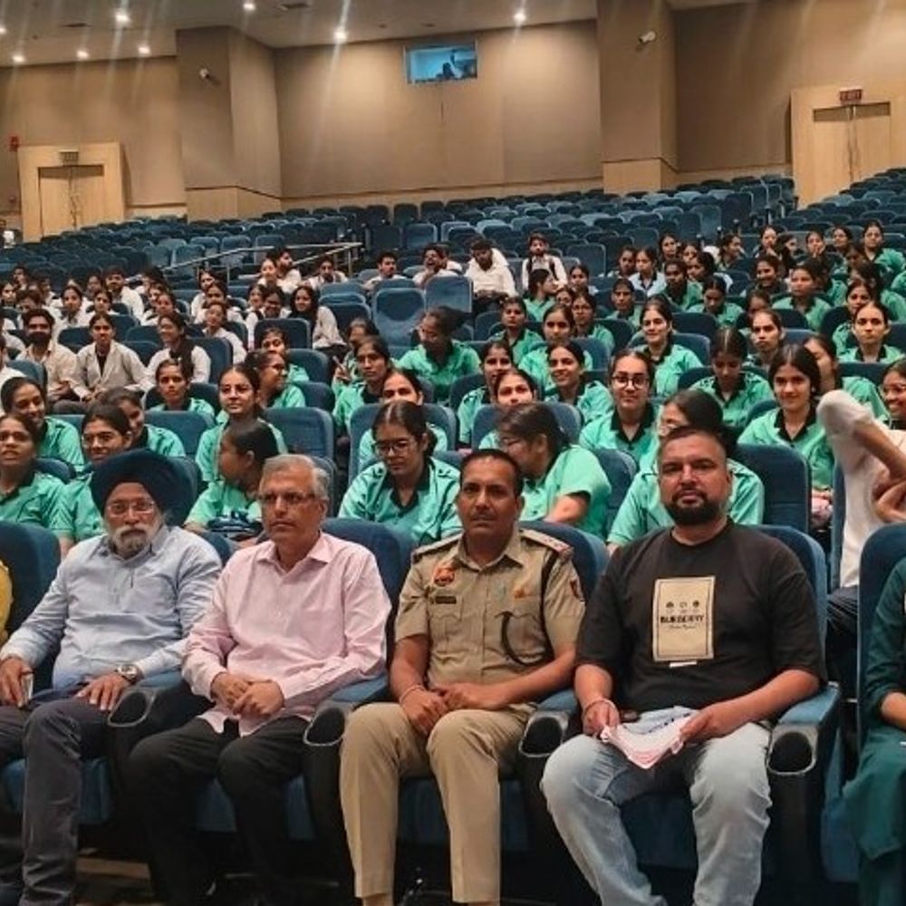 अग्रोहा में साइबर अपराधों के खिलाफ पुलिस का जागरूकता अभियान:मेडिकल कॉलेज के छात्र-छात्राओं ने लिया हिस्सा, ऑनलाइन ठगी से बचने के उपाय बताए