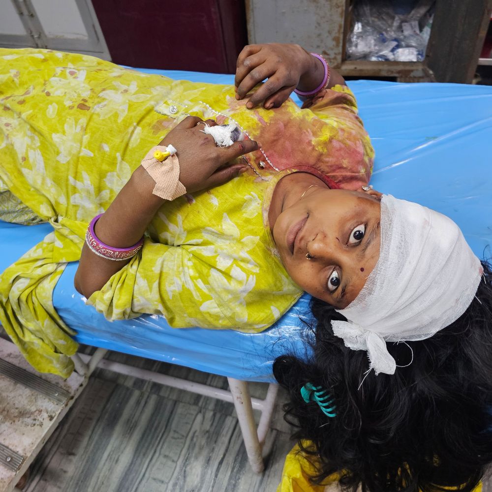 अबोहर में खराब सड़क के कारण बाइक फिसली:हादसे में महिला के सिर में लगी चोट, लोगों ने प्रशासन से मरम्मत की मांग उठाई