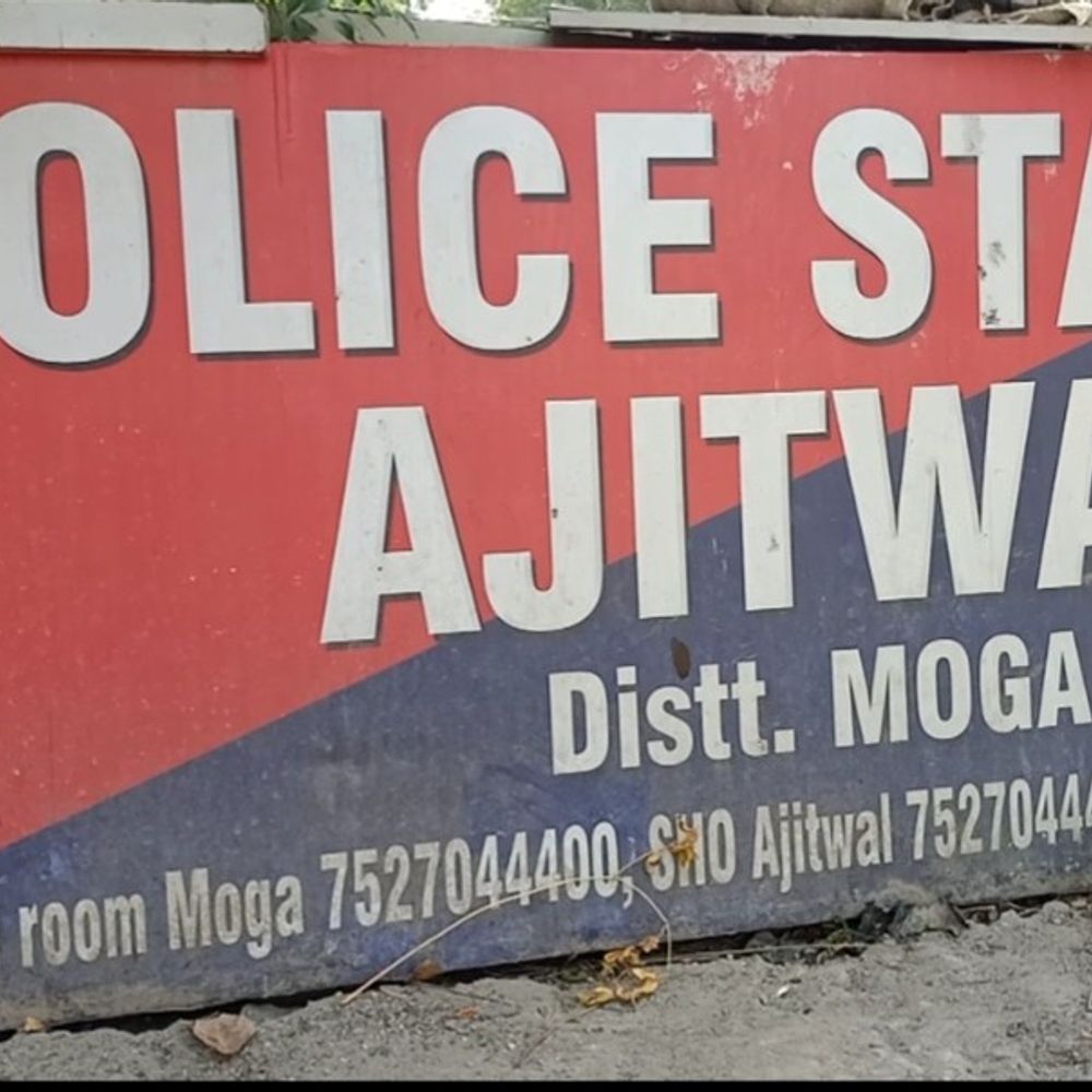 मोगा में ट्रक ने दंपती को कुचला, बेटा गंभीर:गलत दिशा से आकर बाइक को टक्कर मारी, लुधियाना निवासी दंपति जा रहा था ससुराल