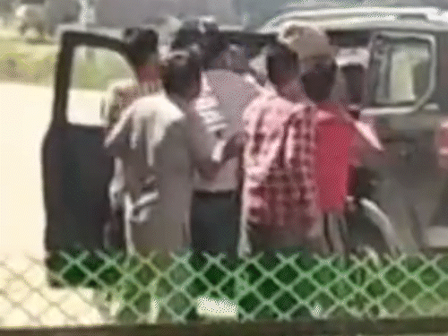 मोहाली में SI का सिर फोड़ा, वर्दी फाड़ी, VIDEO:नशा तस्कर को पकड़ने गई पुलिस, कार में बैठाते ही हमलावरों ने घेरा