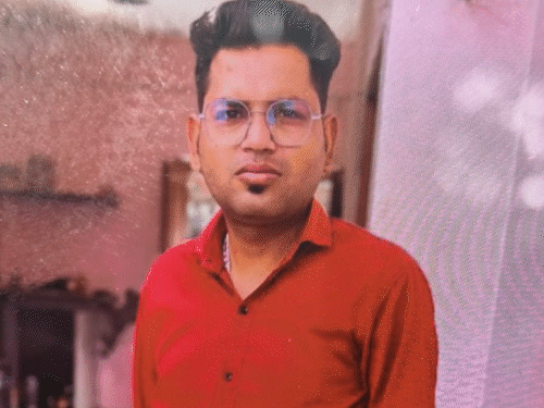 गोल्ड-लोन कर्मी को कंपनी से मिला था महिला का नंबर:महेंद्रगढ़ में मिलने बुलाया, लोकेशन पर पति-बेटा मिले; मारकर रेलवे लाइन पर फेंका शव