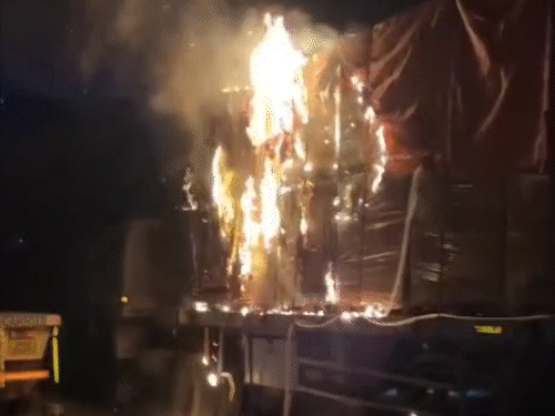 कोडरमा में खड़े ट्रक में लगी आग:हाईटेंशन तार की चिंगारी से ट्रक में आग, धू-धू कर जला; यूपी से गुवाहाटी जा रहा था