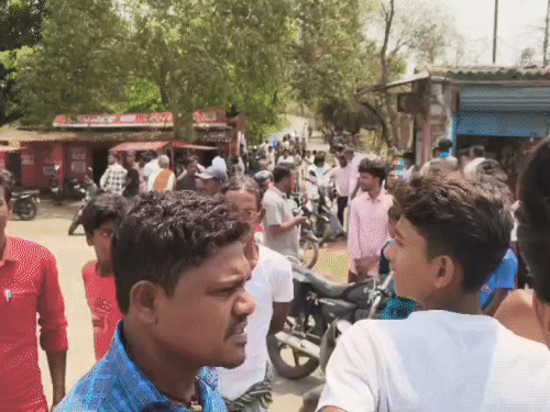 धनबाद में बेकाबू ट्रैक्टर ने पांच को कुचला:मुर्गा दुकान के बाहर बैठे लोग हुए शिकार, दो की हालत गंभीर, लोगों ने किया सड़क जाम