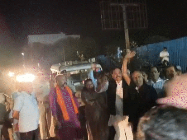 भोपाल के अवधपुरी में शराब दुकान का विरोध:रहवासी सड़क पर उतरे; बोले-ठेका खुलने से इलाके में अपराध बढ़ेंगे