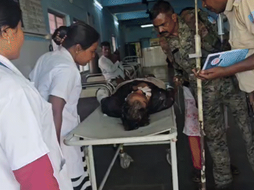 गिरिडीह में बस-बाइक की जोरदार टक्कर:अंबाडीह मोड़ के पास बस ने सामने से मारी टक्कर, युवक गंभीर घायल