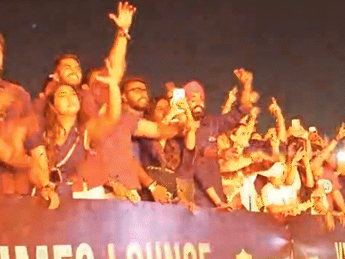 जयपुर में करण औजला के कॉन्सर्ट में बिना पास एंट्री:आयोजक बोले- पुलिस दबाव बना रही; सिंगर ने कहा- पेरेंट्स को रेस्पेक्ट दें, उनसे बढ़कर कोई नहीं