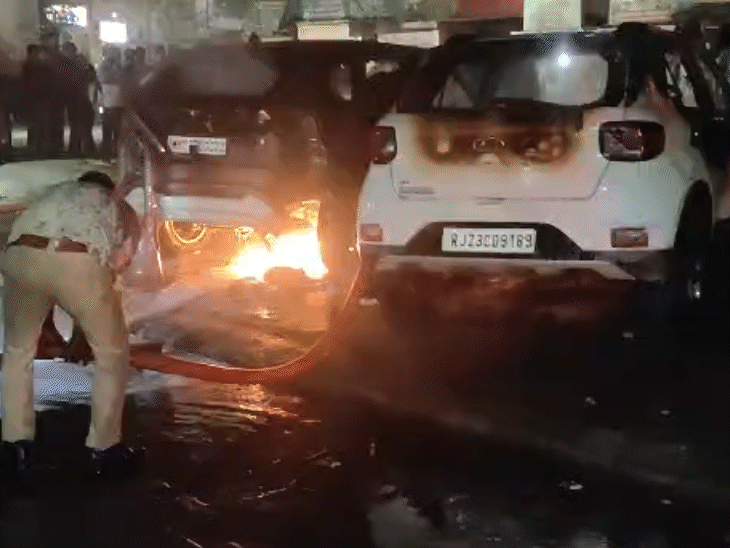 हासनपुरा पुलिया के नीचे अचानक दो कारों में लगी आग:दोनों वाहन जलकर खाक; हादसे में कोई जनहानि नहीं