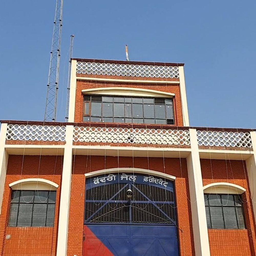 फरीदकोट मॉडर्न जेल से 9 मोबाइल फोन बरामद:जेल कर्मियों की टीम ने बैरकों में चलाया गया सर्च ऑपरेशन,6 हवालातियों पर केस दर्ज