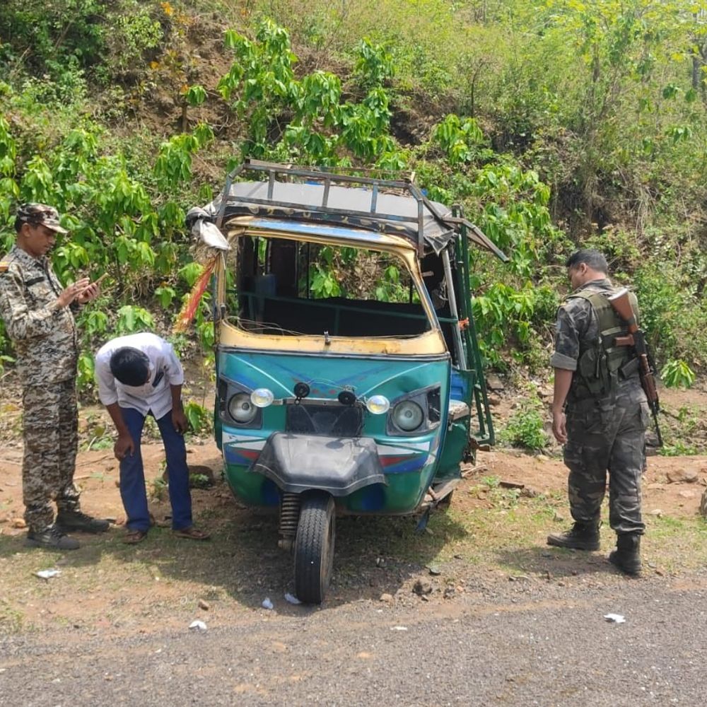 पाकुड़ में तेज रफ्तार टेंपो पलटा, 10 घायल:लिट्टीपाड़ा के लब्दाघाटी में बाइक सवार को बचाने में हुआ हादसा, 2 गंभीर रेफर