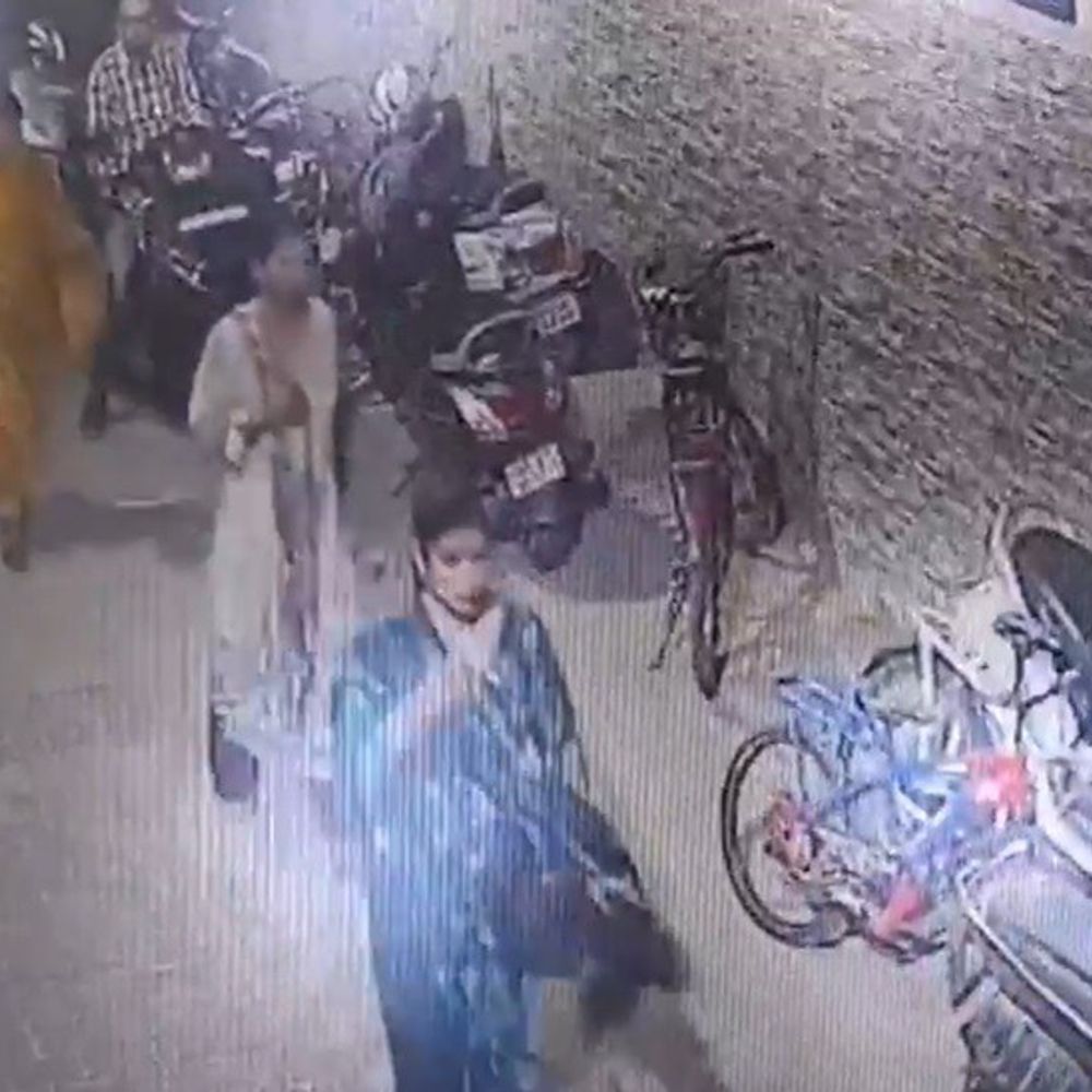 अंबाला में कथा सुनने गईं 4 महिलाओं की चेन तोड़ी:लॉकेट कपड़ों में उलझने पर चला पता; सीसीटीवी में दिखीं 3 संदिग्ध महिलाएं, एक व्यक्ति