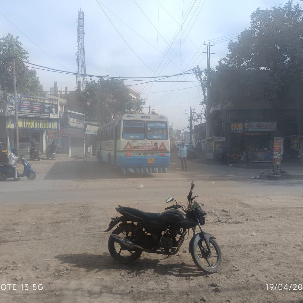 महम में धूल से दुकानदार परेशान:बोले-प्रदूषण बोर्ड से करेंगे शिकायत, एक्सईएन का दावा- ठेकेदार को दिए सख्त आदेश