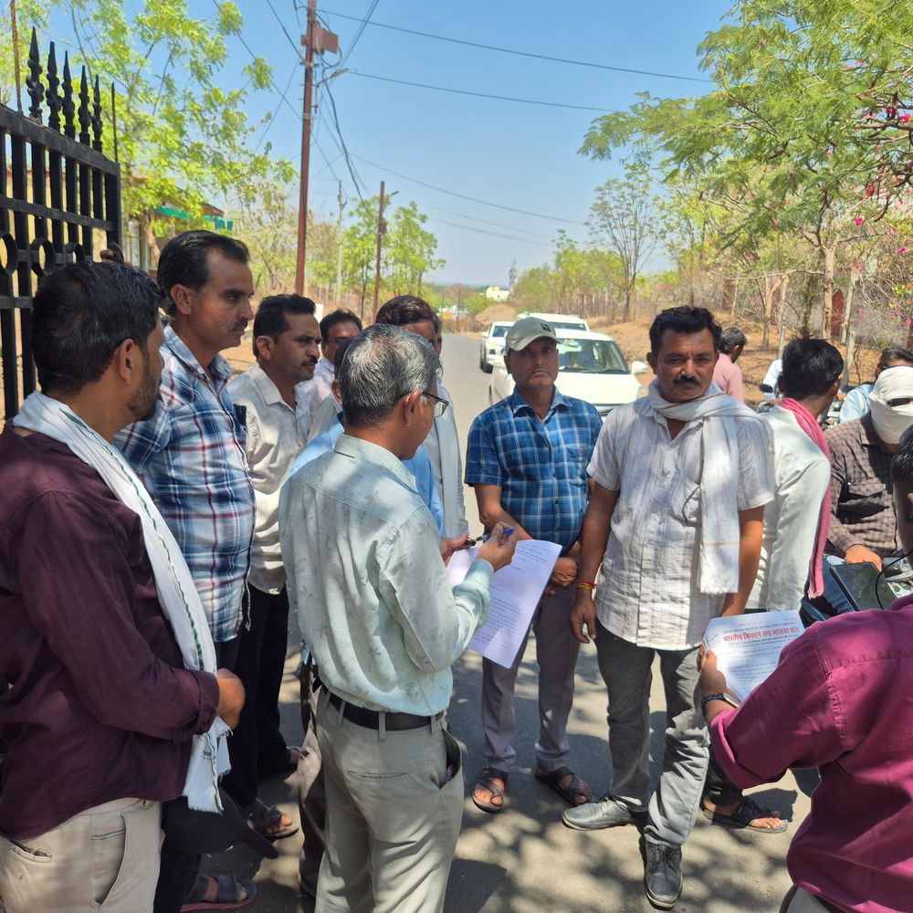 प्रशासन की लापरवाही से बारदान की कमी:बड़वानी में भारतीय किसान संघ ने सौंपा सीएम के नाम ज्ञापन, कहा- ओलावृष्टि के नुकसान का सर्वे करें