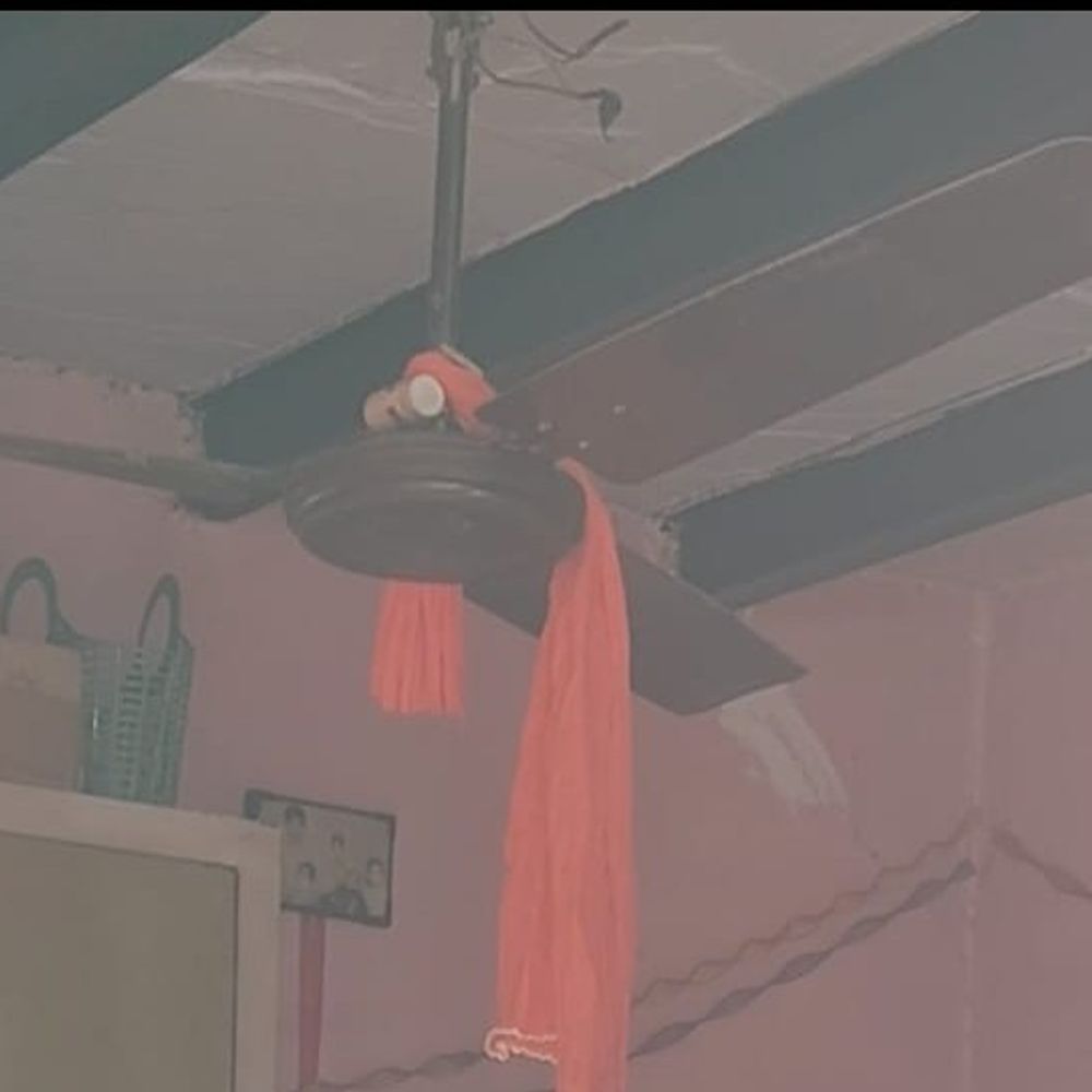 फरीदाबाद में छात्रा ने फंदा लगाकर किया सुसाइड:कमरे में लटका मिला शव, स्कूल में दाखिला नहीं मिलने पर परेशान थी, अकेली थी