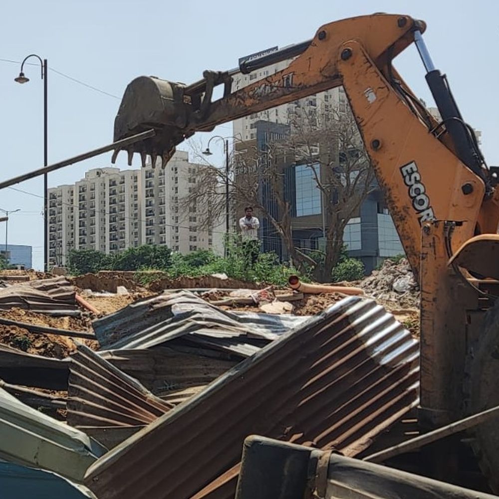 गुरुग्राम में कुख्यात अपराधी की प्रॉपर्टी पर चलेगा बुलडोजर:क्राइम की कमाई से पटौदी में बना रखा दो मंजिला अवैध भवन, पुलिस बल तैनात