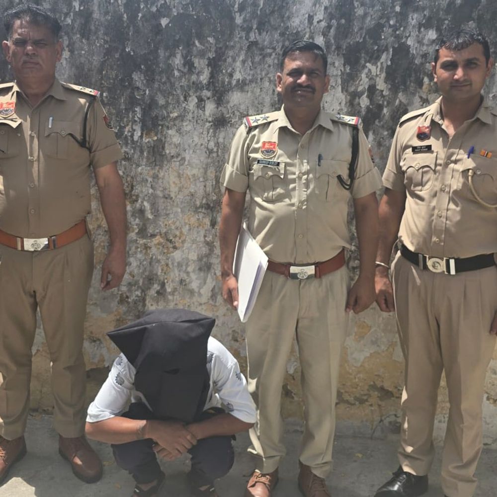 रतिया में नशा तस्कर गिरफ्तार:हेरोइन बरामद, ग्राहक का इंतजार कर रहा था, FIR दर्ज