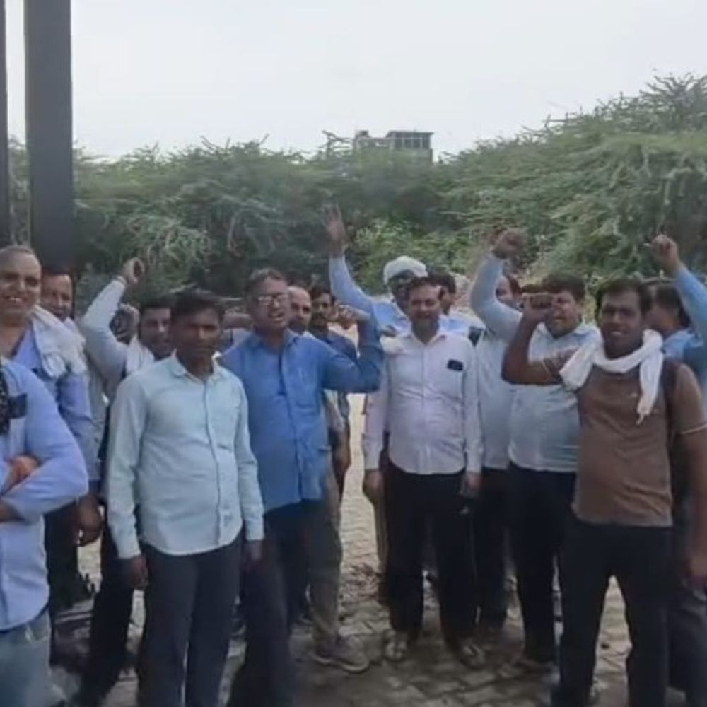 बल्लभगढ़ में 3 घंटे ठप रहा सिटी बस संचालन:वेतन न मिलने पर ड्राइवरों की हड़ताल, GM के आश्वासन पर शाम को मिली सैलरी