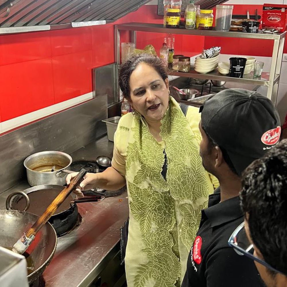 तरनतारन में खाद्य विभाग ने की छापेमारी:डेयरियों और फूडआउटलेट्स की जांच, दूध, दही, पनीर के 9 सैंपल लिए गए