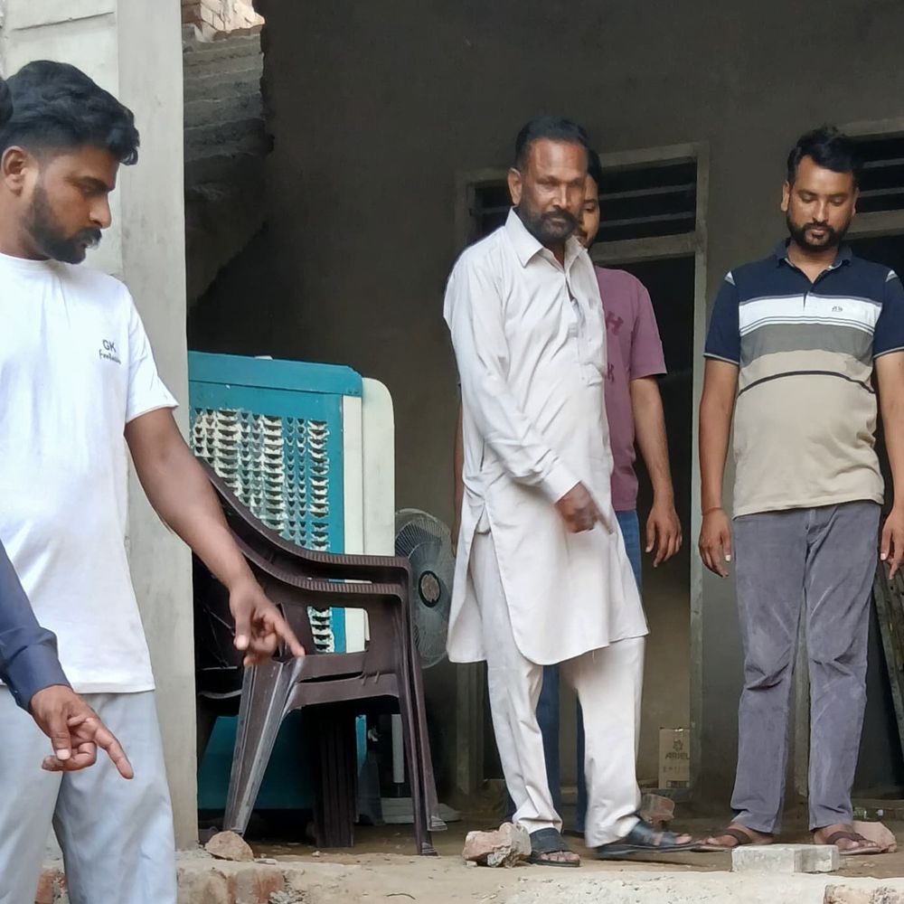 जगराओं में नशा तस्करों की शिकायत करने वाले पर हमला:घर पर ईंट-पत्थर बरसाए; पीड़ित ने पुलिस पर लापरवाही के आरोप लगाए