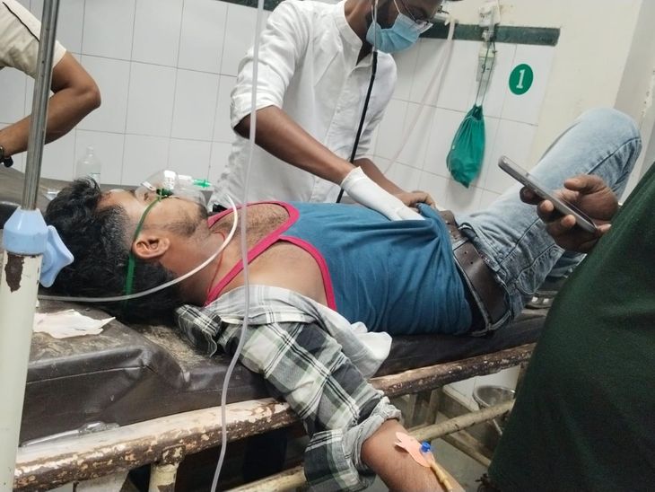 पिलानी में ट्रोले ने बाइक सवारों को 30 मीटर घसीटा:दो युवक गंभीर घायल, हायर सेंटर रेफर; पुलिस जांच में जुटी