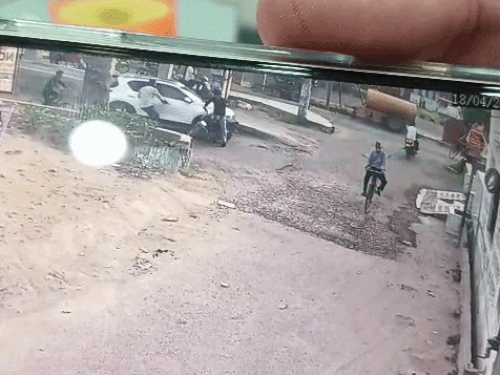 लुधियाना में कार लूट की कोशिश,VIDEO:दोस्त के घर गया थै जैकेट लेने, बाइक सवार ने घेरा, हिट भागकर बचाई युवक ने जान