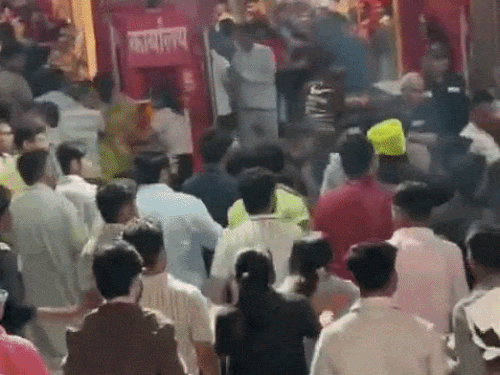 सालासर धाम में हिसार के श्रद्धालुओं को पीटा, VIDEO:बीमार रिश्तेदार को ऑनलाइन दर्शन करवा रहा था परिवार, महिलाओं को फर्श पर गिराया