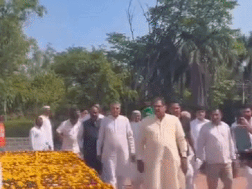 ताऊ देवीलाल की पुण्यतिथि पर संसद पहुंचे अभय चौटाला:परिवार संग दी श्रद्धांजलि; बोले- उनकी नीतियों को आगे बढ़ा रहे