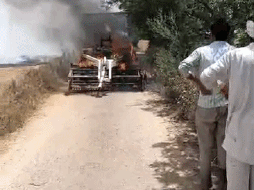 सिरसा शक्कर मंदोरी में तूड़ी मशीन में लगी आग:किसान ने भागकर जान बचाई, लाखों का नुकसान, 3.5 लाख में ली थी नई मशीन